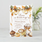 Pumpkin Latte Coquette Liebe Brauen Brautparty Einladung (Stehend Vorderseite)