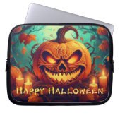 Pumpkin mit Beängstigendem Gesicht unter Kerzen, H Laptopschutzhülle (Vorderseite)