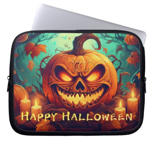 Pumpkin mit Beängstigendem Gesicht unter Kerzen, H Laptopschutzhülle (Vorderseite)