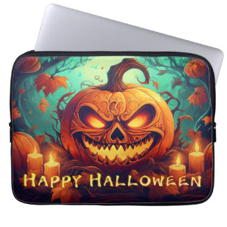 Pumpkin mit Beängstigendem Gesicht unter Kerzen, H Laptopschutzhülle