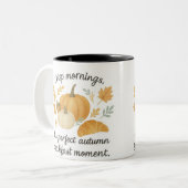 Pumpkin Morning - Cozy Autumn Breakfast Mood Zweifarbige Tasse (Vorderseite Links)