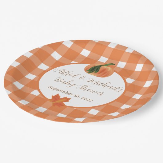 Pumpkin Orange Gingham Fall Baby Dusche Pappteller (Schrägansicht)