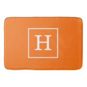 Pumpkin Orange White Gerahmt Initial Monogram Badematte (Vorderseite)