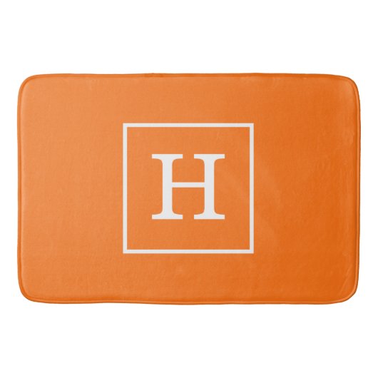 Pumpkin Orange White Gerahmt Initial Monogram Badematte (Vorderseite)