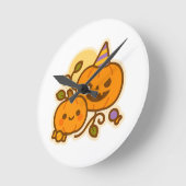 Pumpkin Pals - Kawaii Halloween Runde Wanduhr (Winkel)