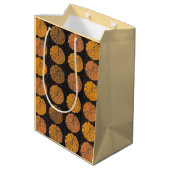 Pumpkin Pattern Orange Mittlere Geschenktüte (Rückseite Schrägansicht)
