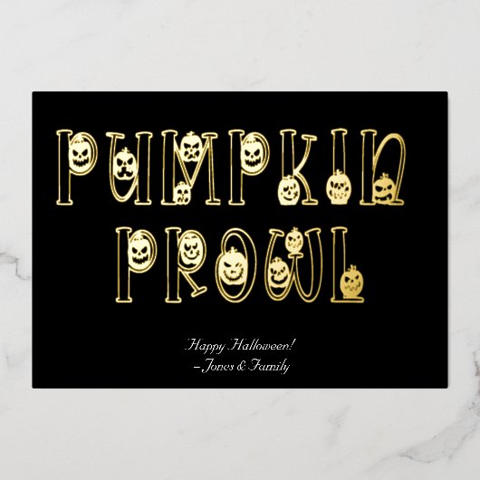 "Pumpkin Prowl" Halloween-Typografie Folieneinladung (Vorderseite)