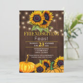 Pumpkin Sonnenblumen Rustic Barn Wood Freindsgivin Einladung (Stehend Vorderseite)
