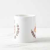 Pumpkin Spice and Cozy vibes – Cute Fall PSL Kaffeetasse (Mittel)