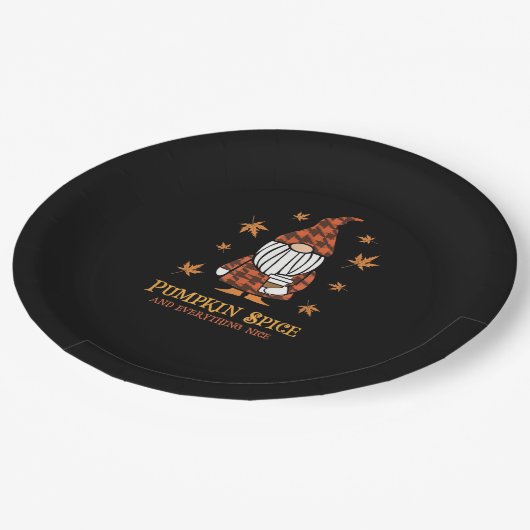 Pumpkin Spice And Everything Nice Fall Gnome Drink Pappteller (Schrägansicht)