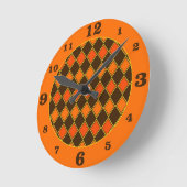 Pumpkin Spice Autumn Harlequin Pattern Runde Wanduhr (Winkel)