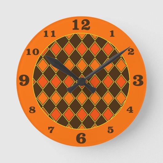 Pumpkin Spice Autumn Harlequin Pattern Runde Wanduhr (Vorderseite)