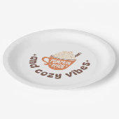 Pumpkin Spice & Cozy Vibes – Cute PSL Latte Fall Pappteller (Schrägansicht)