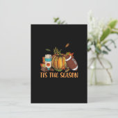 Pumpkin Spice Football Dies ist die Saison Fall Th Einladung (Stehend Vorderseite)