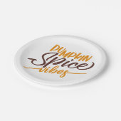 Pumpkin Spice Vibes Pappteller (Schrägansicht)