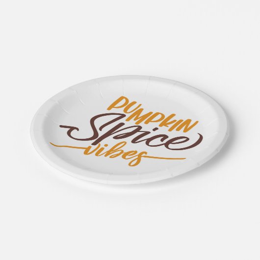 Pumpkin Spice Vibes Pappteller (Schrägansicht)