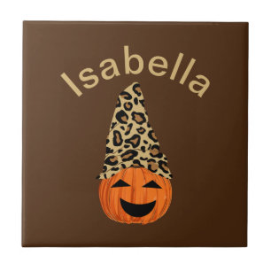Pumpkin trägt einen Leopardenhut Fliese