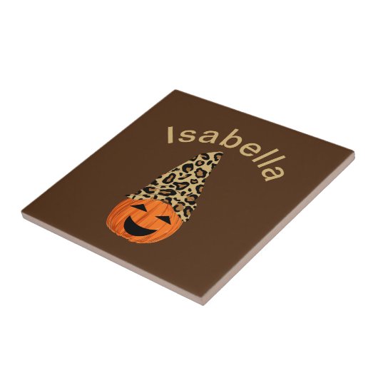 Pumpkin trägt einen Leopardenhut Fliese (Seite)