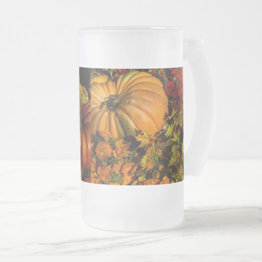 Pumpkin und Mum Arrangement Mattierte Tasse (VorderseiteRechts)