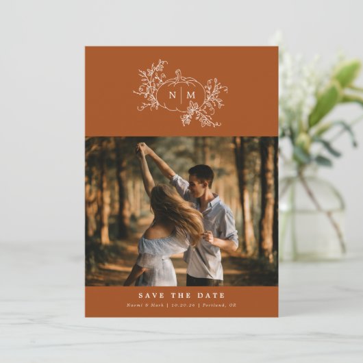 Pumpkin Vines Monogram Wedding Save The Date (Stehend Vorderseite)