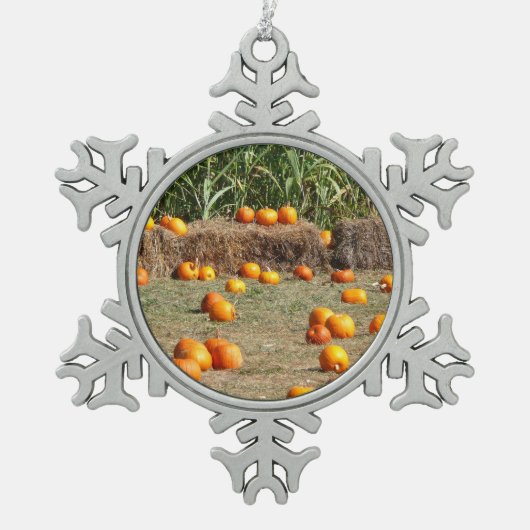 Pumpkins, Mais und Hay Herbst Erntefotografie Schneeflocken Zinn-Ornament (Vorderseite)