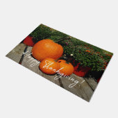 Pumpkins und Mums am Patch auf einem Fußmatte (Schrägansicht)