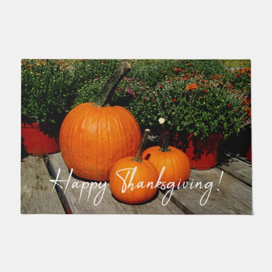 Pumpkins und Mums am Patch auf einem Fußmatte (Vorderseite)
