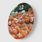 Pumpkins und Mums Herbsternte Fotografie Große Wanduhr (Winkel)