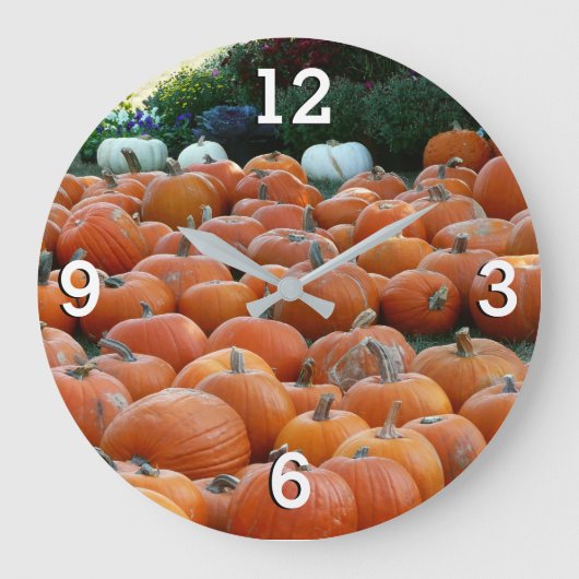 Pumpkins und Mums Herbsternte Fotografie Große Wanduhr (Vorderseite)
