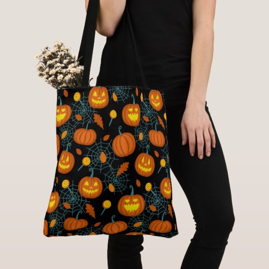 Pumpkins und Spider Webs Tasche (Von Nahem)