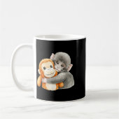 Punchkung der Affe, der das Plüschfreund-Meme hält Kaffeetasse (Links)