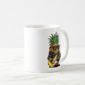 Punk Rock Ananas Cartoon – Funky Frucht  Kaffeetasse (VorderseiteRechts)