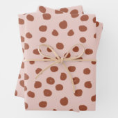Punkte in Pfirsich- und Braunen Dalmatiner-Spots Geschenkpapier Set (Beispiel)