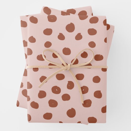 Punkte in Pfirsich- und Braunen Dalmatiner-Spots Geschenkpapier Set (Beispiel)