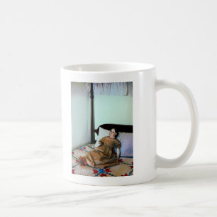 Puppe auf Vierpfostenbett Kaffeetasse