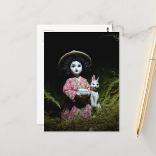 Puppe im moosigen Wald Postkarte