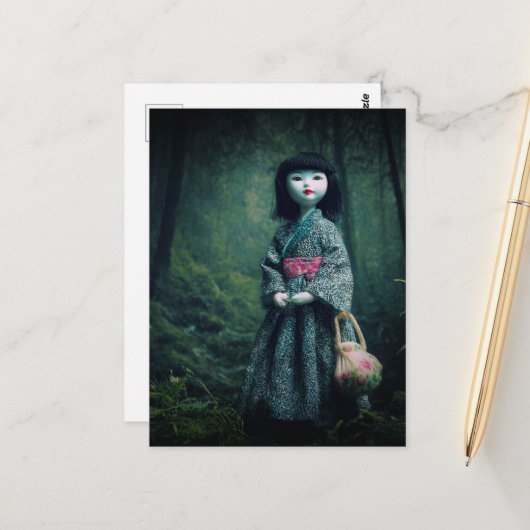 Puppe im moosigen Wald Postkarte (Vorderseite/Rückseite Beispiel)