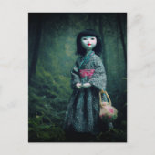 Puppe im moosigen Wald Postkarte (Vorderseite)