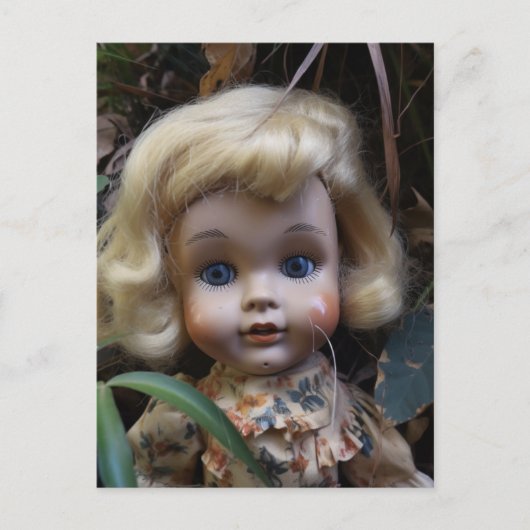 Puppe in der Yard Postcard Postkarte (Vorderseite)
