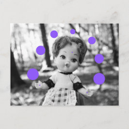 Puppe mit Feen-Glocken im Wald Postkarte