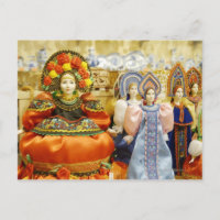 Puppen in traditionellen russischen Kostümen ausge