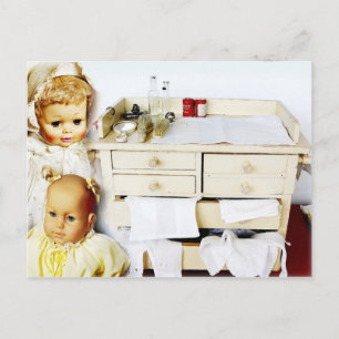 Puppen und Vintage-Wickeltisch Postkarte