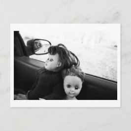Puppenportrait - Puppen im Auto Postkarte