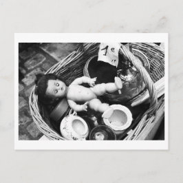 Puppenporträt - Puppe auf dem Flohmarkt Postkarte