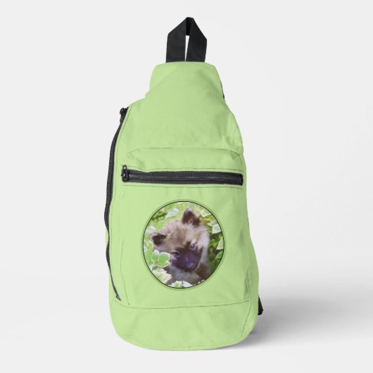 Puppy in the Garden Original Kunst Crossbody Bag (Vorderseite)