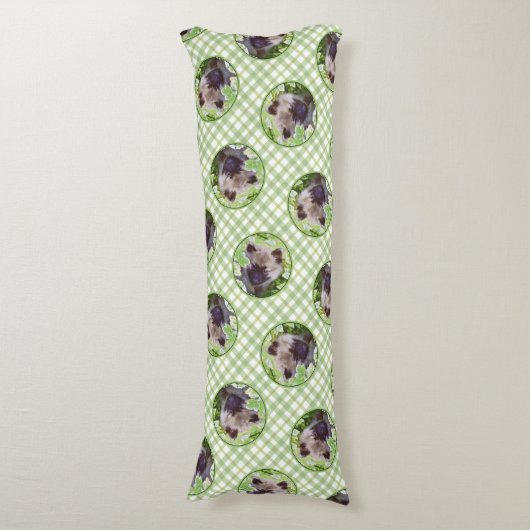 Puppy in the Garden Original Kunst Seitenschläferkissen (Vorderseite Vertikal)