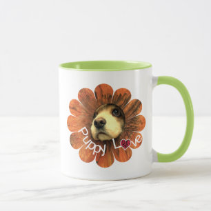 Puppy-Liebe-Peeking aus einer Blume Tasse