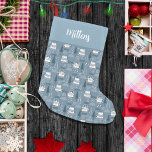 Purer, behaglicher, Mit Monogramm und erlesener Wi Kleiner Weihnachtsstrumpf<br><div class="desc">Feiern Sie den Winterzauber mit unserem bezaubernden, Mit Monogramm Weihnachtsdesign, das mit charmanten Katzen geschmückt ist, die für die Saison gekleidet sind! 🐱 ❄️ Dieser reizvolle Stil erweckt das Wesen der schneebedeckten Abenteuer mit ihren bezaubernden Katzenfiguren, die alle in ihrer Winterkleidung gebündelt sind. Machen Sie es einzigartig oder überraschen Sie...</div>