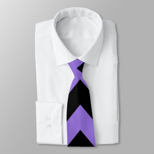 Purple and Black Chevron Zigzag Pattern Krawatte (Gebunden)
