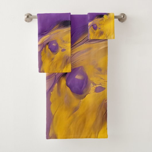 Purple and Gold Abstract Badhandtuch Set (Insitu)